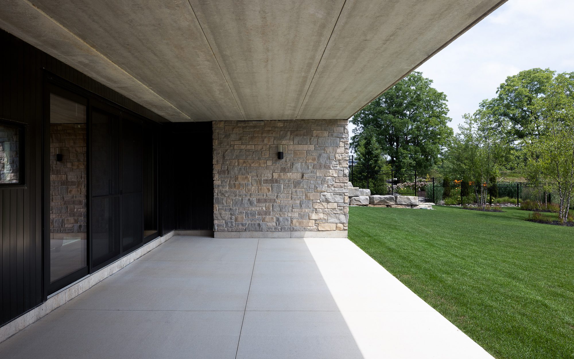 SKINNER-ARCHITECTS-MODERN-RESIDENTIAL-ARCHITECTURE-STONE-GLASS.WOODSTOCK.2